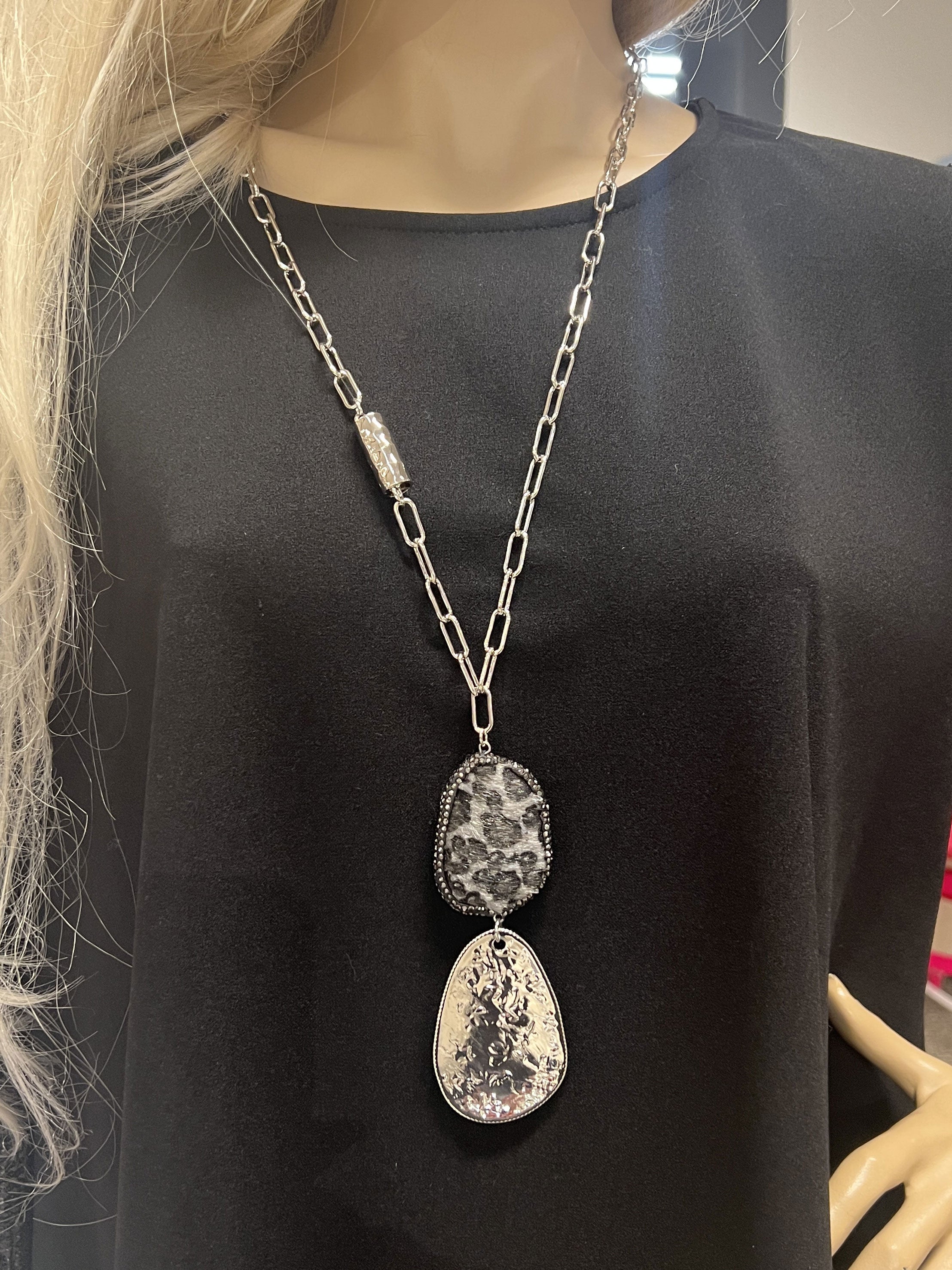 Gemma - Lang halskæde med stort vedhæng med leopardprint